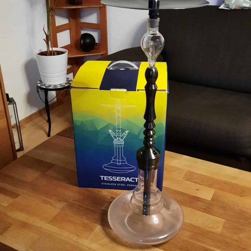 Shisha-Rauchsäule mit Glasbowl auf Holztisch im Wohnzimmer.