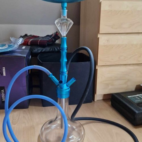 Bunte Shisha mit Glasbowl, Silikonschlauch und Metallrohr, ideal für Genuss und Entspannung.