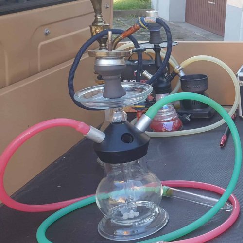 Rauchsäule mit Wasserpfeife auf einem Tisch, Shisha-Set mit Schlauch und Glasgefäß, für Genuss und E.