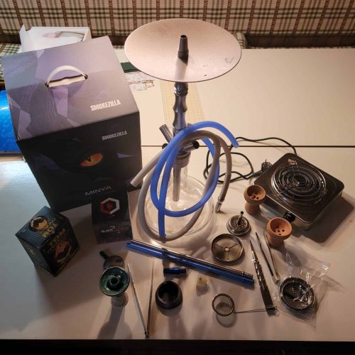 Verschiedene Shisha-Teile und Zubehör auf einem Tisch.