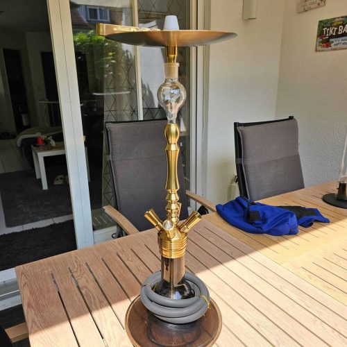 Elegante Rauchsäule mit goldener Basis und Glas-Design, ideal für Shisha-Liebhaber.