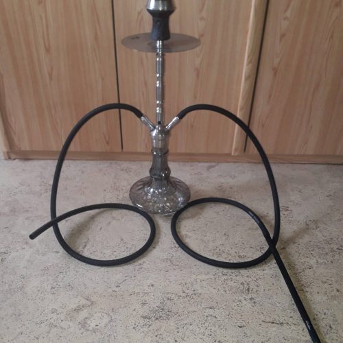 Alte Shisha mit Glasbasis und Schlauch, ohne Kopf.