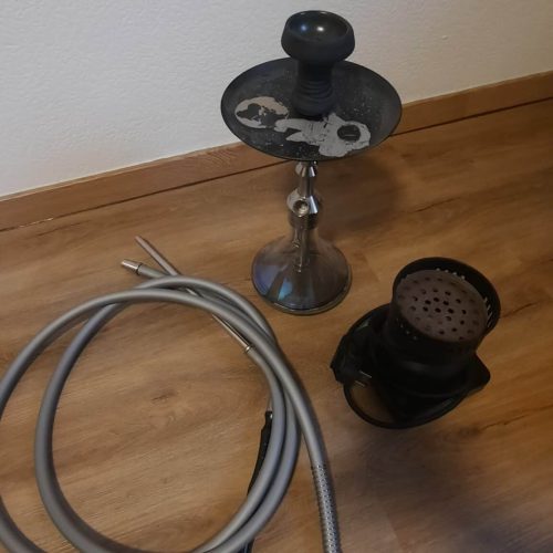 Shisha-Set mit Kopf, Schlauch und Zubehör auf Holztisch.