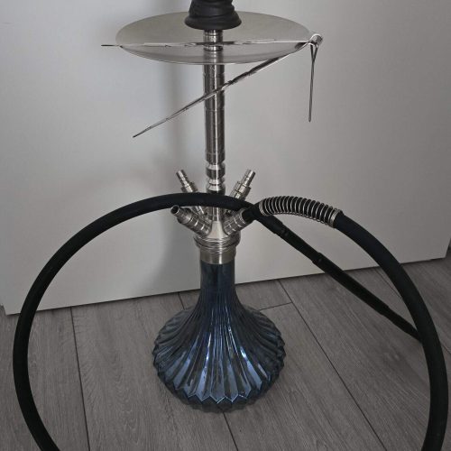 Rauchsäule mit Shisha, Wasserpfeife, Tabak und Zubehör. Perfekt für gemütliche Abende.