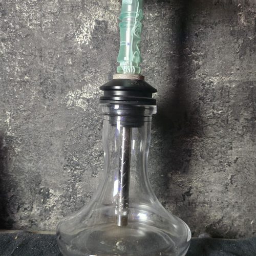 Rauch-Hookah mit Glasbasis, Metallaufsatz und Dampf, ideal für Shisha-Liebhaber.