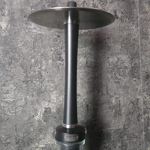 Shisha-Kopf aus schwarzem Material mit Glasbasis, ideal für Wasserpfeifen.