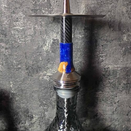 Moderne Wasserpfeife mit schwarzem Glas, blauer Wasserfüllung und Metallaufsatz, ideal für Shisha-Li.