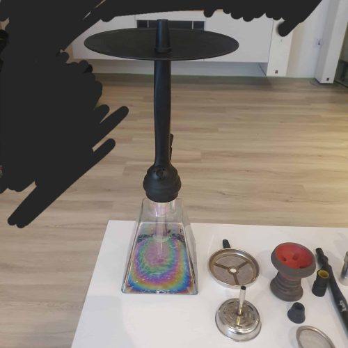 Shisha-Zubehör mit Tabakbürste und Kohleanzünder.