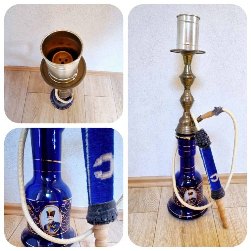 Hookah mit blauer Flasche, Holzschlauch und Metallaufsatz.