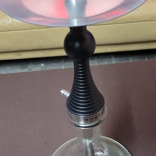 Rauchpfeife mit Glasaufsatz und schwarzem Standfuß, ideal für Shisha-Genuss.