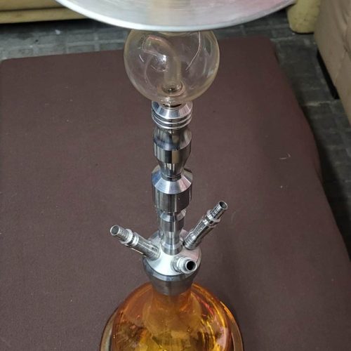 Shisha mit Glasbasis, Metallaufsatz und großer Metalplatte.