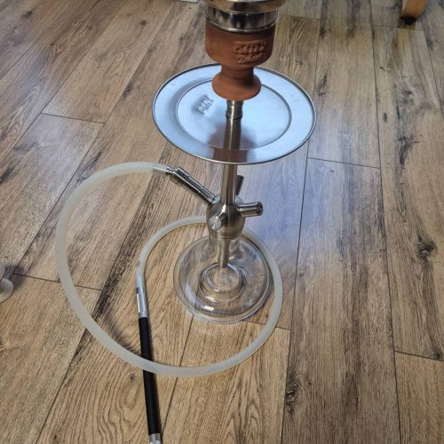 Shisha mit Glasaufsatz und Silikonschlauch, ideal für gemütliche Abende.