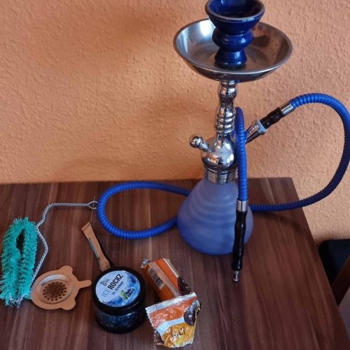 Wasserpfeife mit blauer Glasbasis, Schlauch und Zubehör für Shisha-Genuss. Perfekt für Raucher, die.