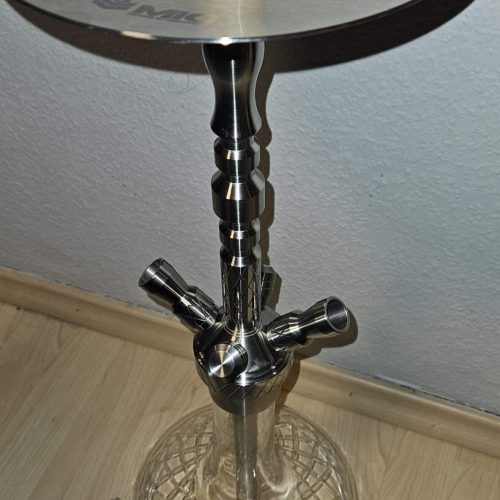 Moderne Shisha mit Ablage, Glasboden und Metallständer.
