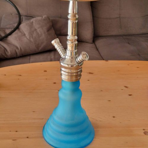 Raucherset mit Metallkopf und blauer Silikonbasis, ideal für Shisha-Genuss.