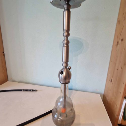 Shisha mit Metallkopf und Glasbasis, bereit zum Rauchen.