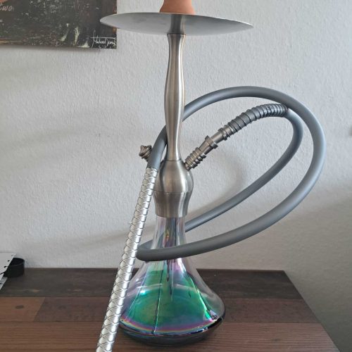 Raucherset mit Shisha, Schlauch und Kopf auf Holzoberfläche.