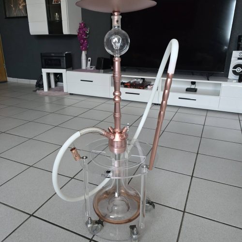 Hochwertige Shisha mit Glasbasis, Metallrohren und LED-Beleuchtung, ideal für gemütliche Abende.