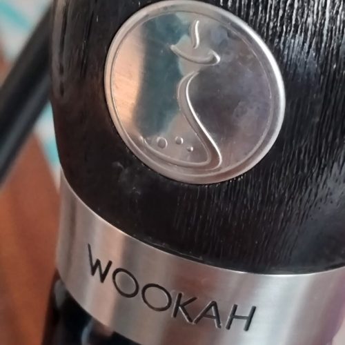 Wookah Wasserpfeife Flasche mit Logo, Nahaufnahme.