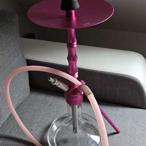 Bunte Shisha mit pinkem Glas und Edelstahl-Elementen, ideal für gemütliche Abende.