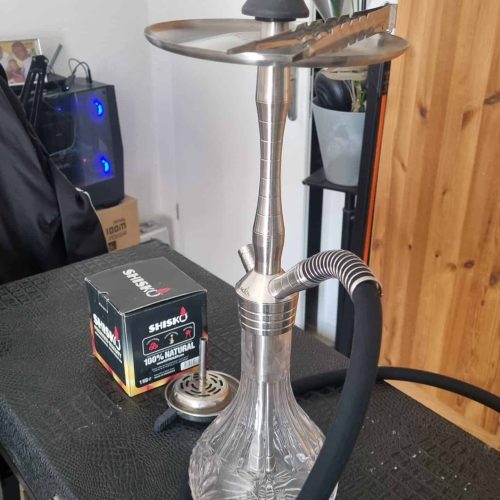 Schöne Shisha mit Glasbasis und Metallaufsatz, ideal für gemütliche Abende.
