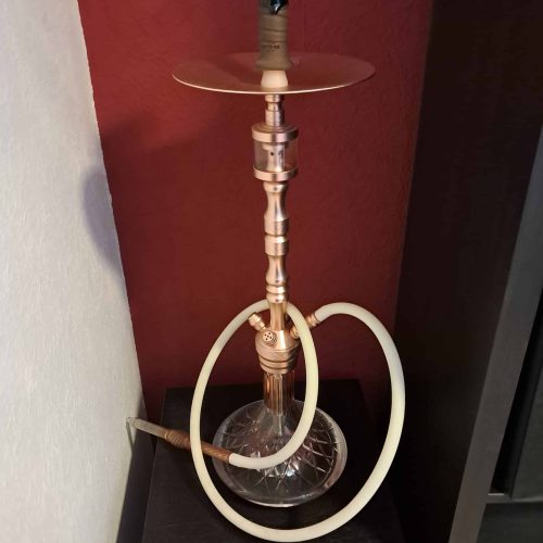 Shisha mit Glasbase, Silikonschlauch und Metallstücken, ideal für Raucher und Shisha-Liebhaber.