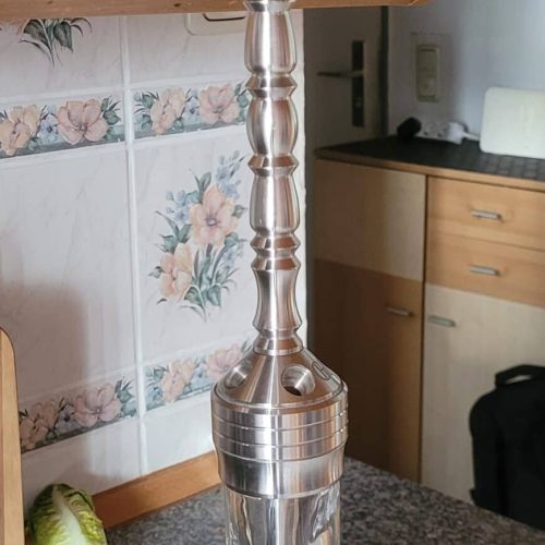Shisha mit Metallkopf und Glasbase auf Küchenarbeitsplatte.