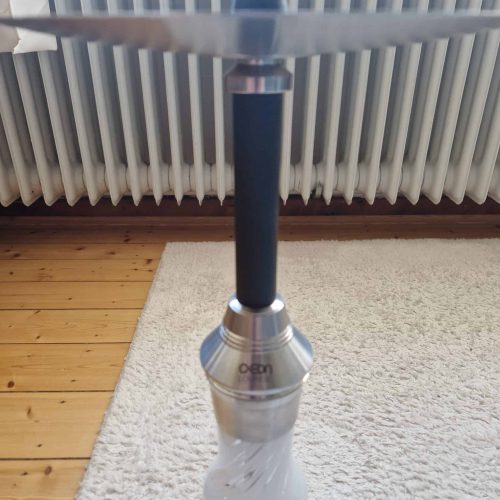 Shisha-Kopfständer mit Glasbasis, schwarz, modern.