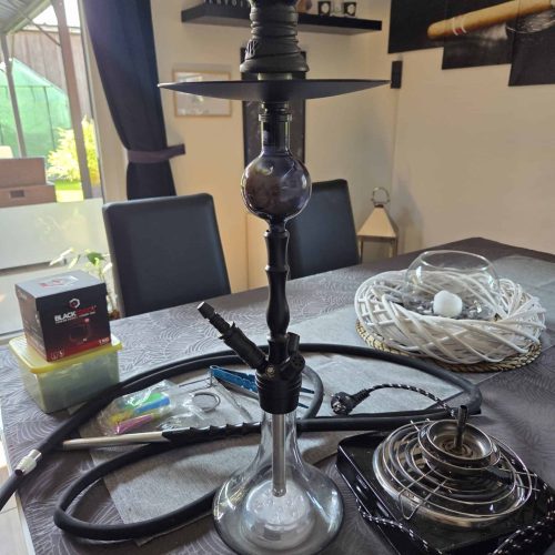 Shisha mit Glasbowl, Schlauch und Kohle, bereit zum Rauchen.