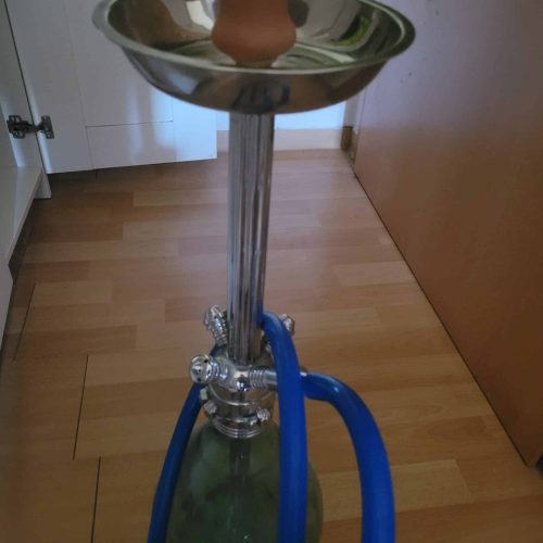 Wasserpfeife mit blauen Schlauch und Metallaufsatz, geeignet für Shisha-Rauchgenuss.