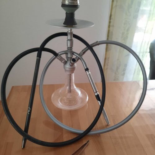 Shisha mit Glasbowl, Schlauch und Kopf, bereit zum Rauchen.