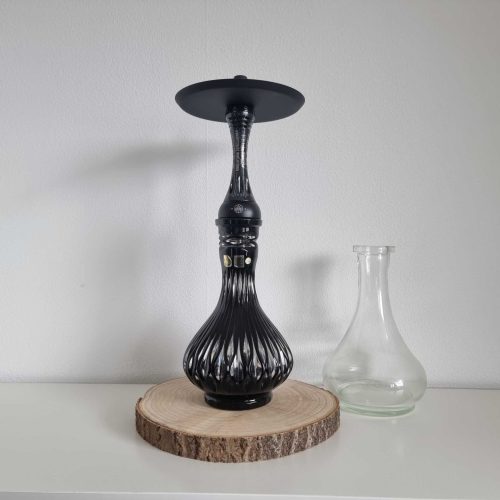 Schwarzer Shisha-Kopf mit Glasaufsatz, ideal für Wasserpfeifen, auf Holzplatte präsentiert.