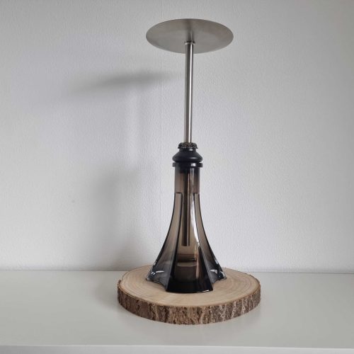 Kerzenhalter mit Holzsockel und Glaszylinder, modernes Design.