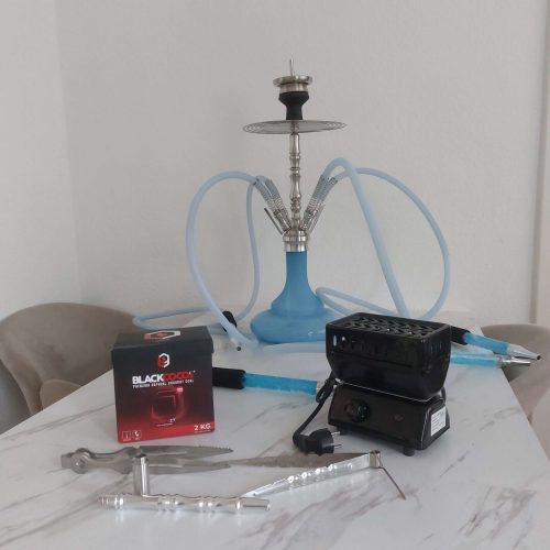 Shisha mit Silikonschläuchen und Kohlebox auf Tisch.