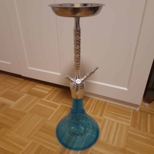 Moderne Shisha mit blauer Glasbasis und Edelstahl-Elementen.