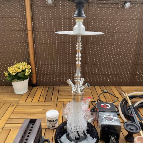 Shisha mit Silikonschlauch und Kohle.