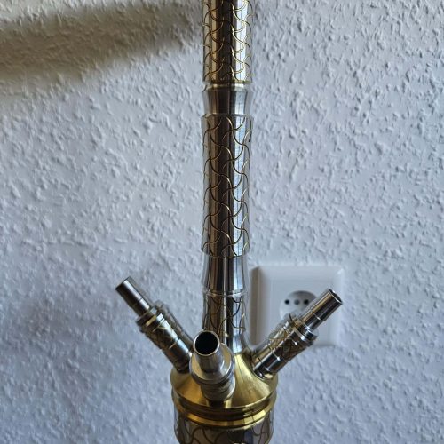 Schlanker Shisha-Topf mit goldenen Akzenten und mehreren Anschlüssen.