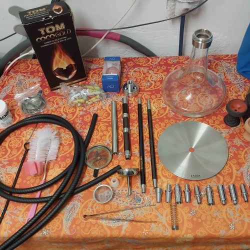 Verschiedene Shisha-Teile, Dichtungen, Schlauch, Keramikbfeuer, Skalen, und Zubehör.