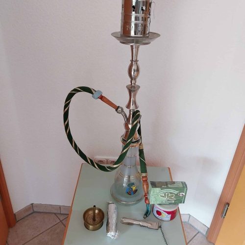 Alte Shisha mit Glasbowl, Schlauch und Tabak.