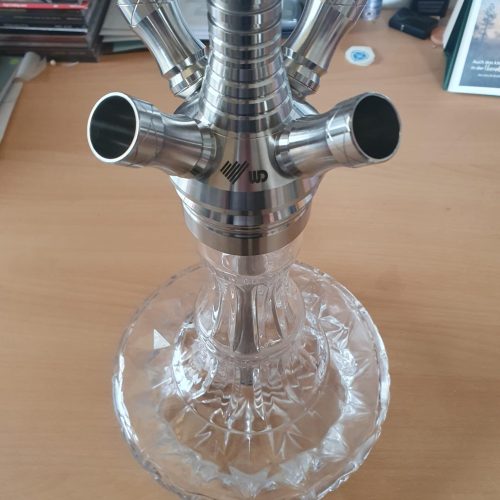 Dekorative Shisha aus Glas und Edelstahl, ideal für den Genuss mit Freunden.