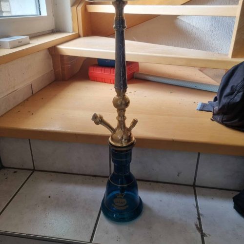 Wasserpfeife mit Tabakschale auf Holzstufe, Indoor.