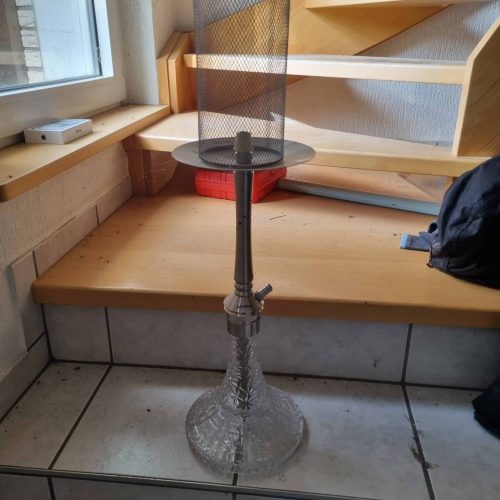 Moderner Kerzenhalter aus Glas mit Metallrahmen, ideal für Dekorationen.