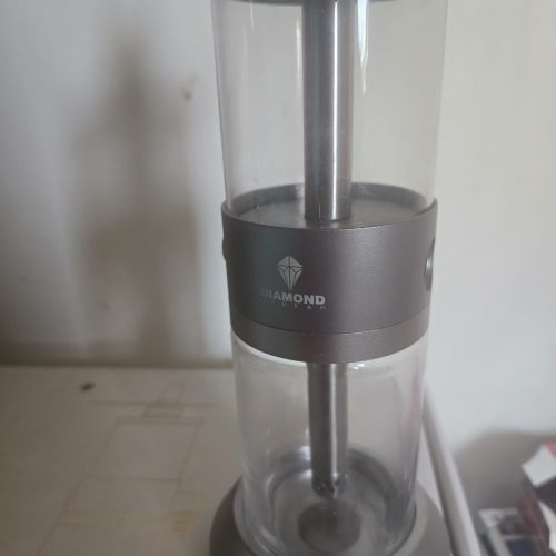 Klarer Tabakverdampfer für Shisha mit Metall- und Glasdesign.