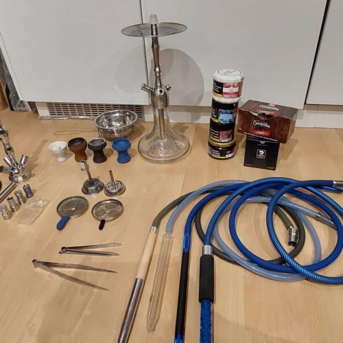 Verschiedenes Shisha-Zubehör und Ersatzteile auf Boden.