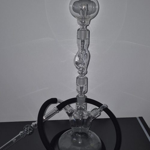 Hochwertige Glas-Shisha mit elegantem Design und Ablagefläche.