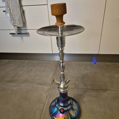 Rauchsäule mit Glasaufsatz, Holzgriff und buntem Glasboden, ideal für Shisha-Genuss.
