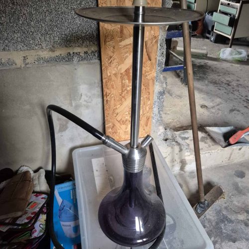 Wasserpfeife mit Metallaufsatz und Schlauch, gebrauchte Shisha für Raucher.