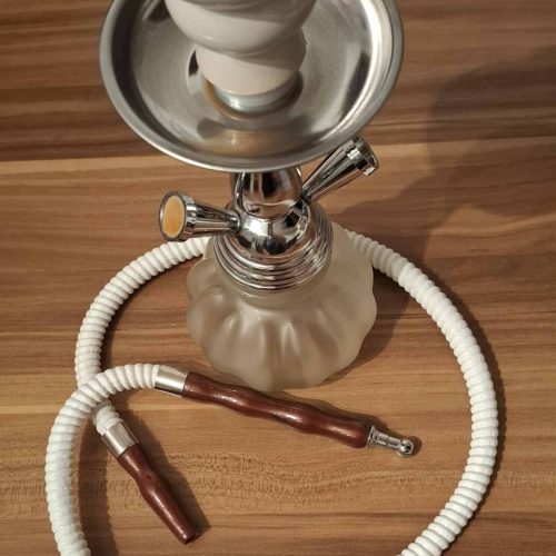 Wasserpfeife mit Keramik-Bowl und Schlauch, auf Holz.