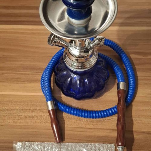 Wasserpfeife mit blauer Keramik und Holzschläuchen, inklusive Reinigungswerkzeug.