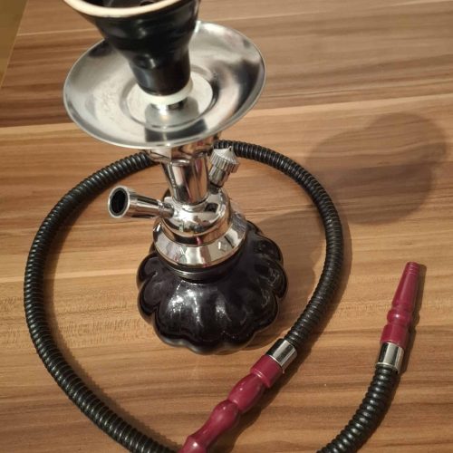 Hochwertige Shisha mit Silikonschlauch und Metallmundstück, ideal für Genuss und Entspannung.